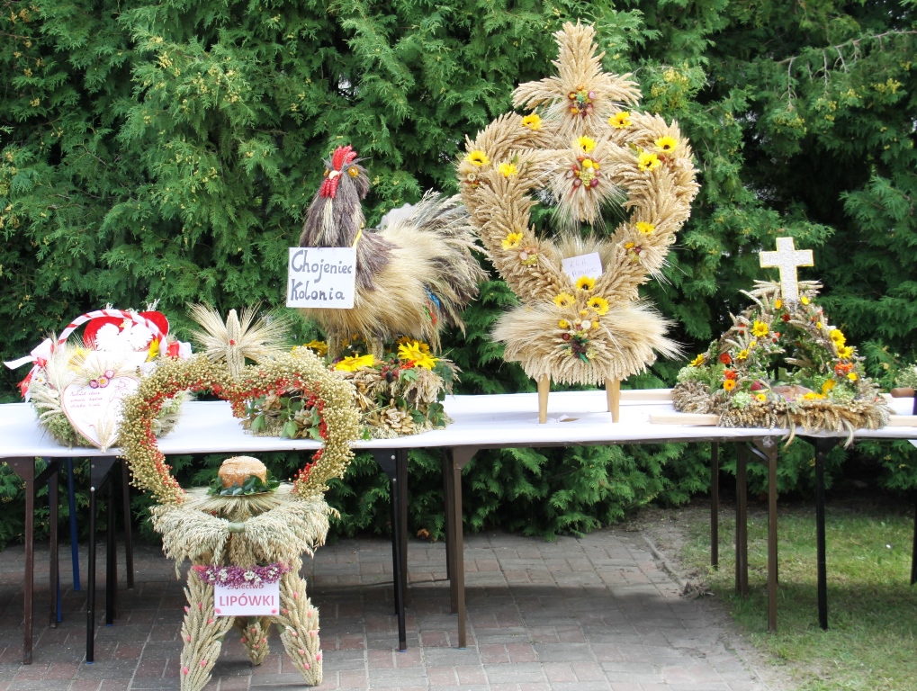 Wieńce dożynkowe - z symbolami narodowymi, w kształcie koguda, z krzyżem